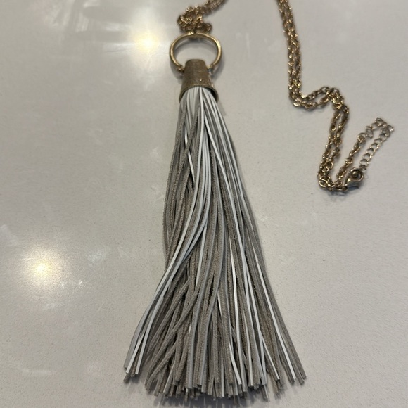 Leather tassel and gold necklace - Picture 3 of 3